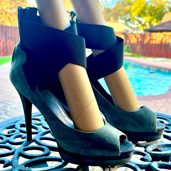 Bakers gorgeous suede leather peep toe stiletto heels - Picture 3 of 11